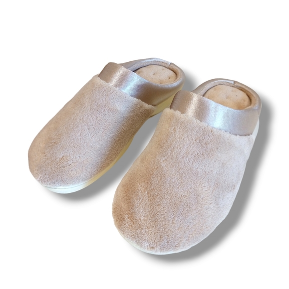 New 🌷 Isotoner Women's Microterry Clog With Satin Cuff Slippers Taupe - Picture 10 of 16